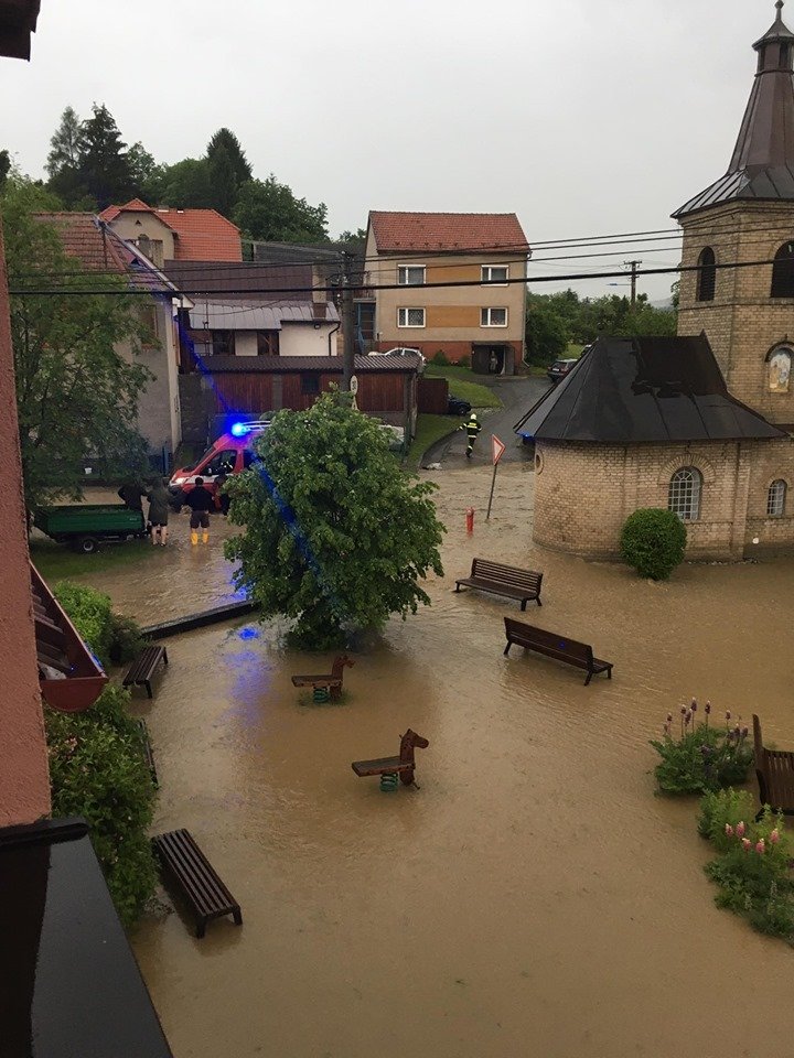 Voda zaplavila i obec Jestřabí a tamní Kapli Panny Marie Svatohostýnské