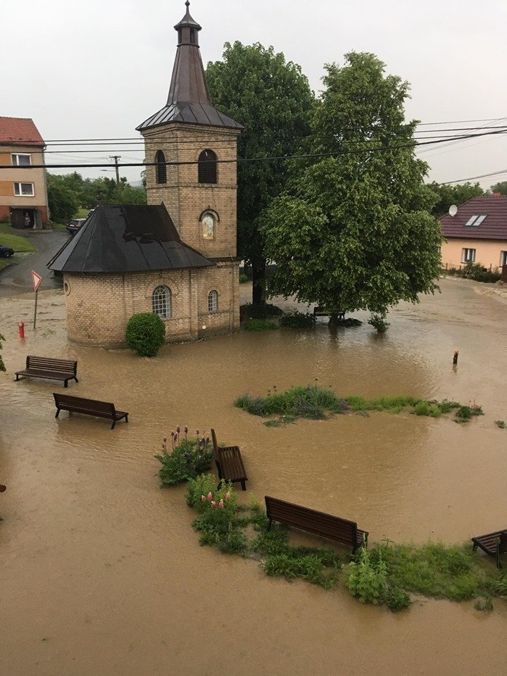 Voda zaplavila i obec Jestřabí a tamní Kapli Panny Marie Svatohostýnské. 