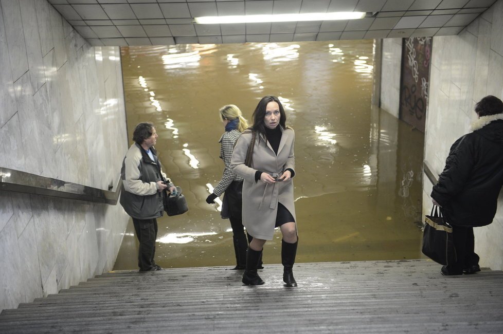 Povodně poškodily metro.