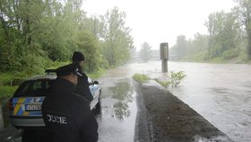 Policisté hlídali stav vody v Ostravici v Ostravě.