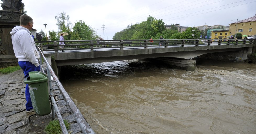Lidé ve Valašském Meziříčí s obavami sledovali hladinu rozvodněné Rožnovské Bečvy.