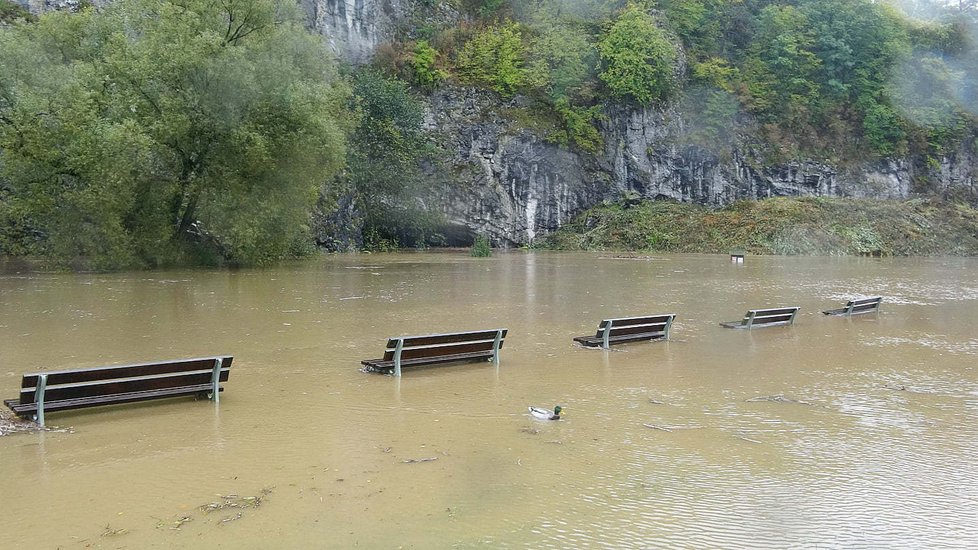 Takhle to vypadalo ve středu před vstupem do areálu Sloupsko-šošůvských jeskyní v Moravském krasu.  Rozvodněný Sloupský potok proměnil parkoviště a odpočinkovou zónu v jednu obří lagunu.