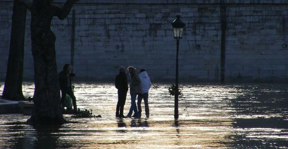 Paříž řeší stoletou vodu, pomáhají i Češi
