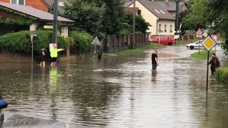 Největší sucho za 500 let vyplavilo řadu vesnic. Podobné nepamatujeme, tvrdí lidé po pás ve vodě