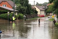 3. povodňový stupeň, 20letá voda, zatopené silnice i domy: Na severu Moravy má být ještě hůř