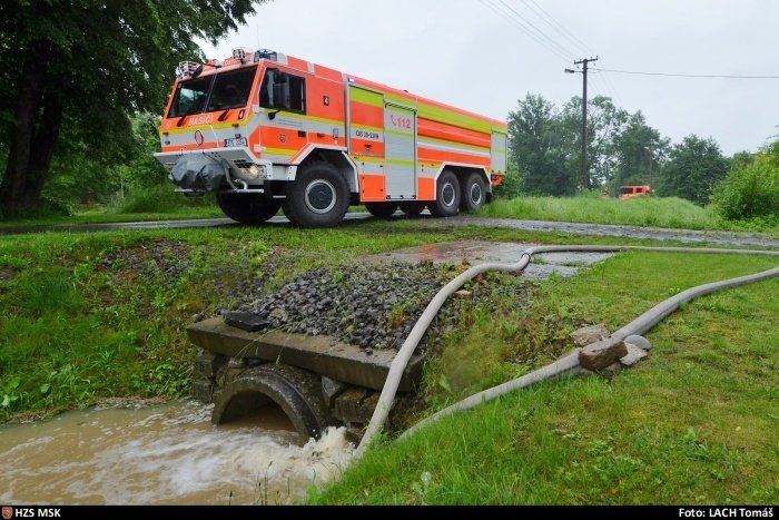 Po velkých deštích se udělaly laguny, jako třeba tato ve Staré vsi nad Ondřejnicí. Odčerpávali ji hasiči.