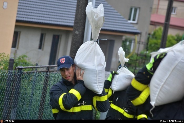 Hasiči staví z písku zábrany proti vodě ve Staré Vsi nad Ondřejnicí.