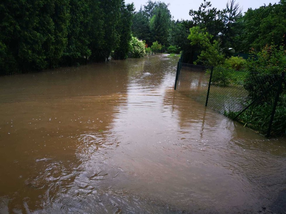 Po velkých deštích se udělaly laguny, jako třeba tato v Šenově. Odčerpávali ji hasiči.