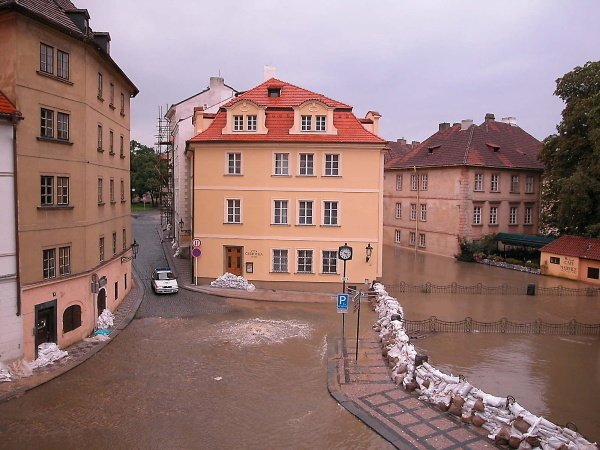 Zaplavená Praha v roce 2002.