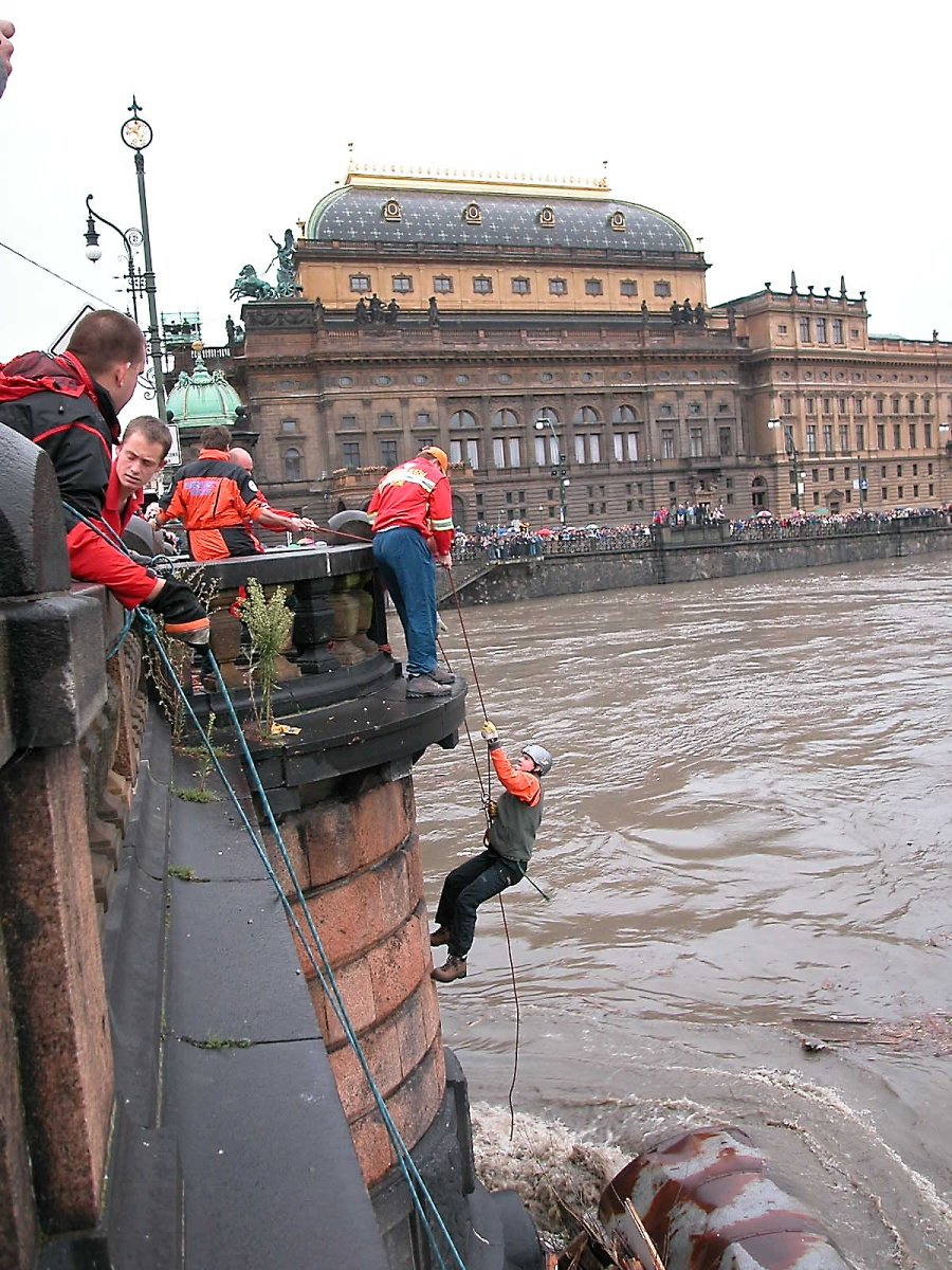 Zaplavená Praha v roce 2002.