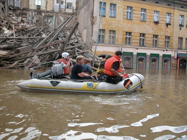 Zaplavená Praha v roce 2002.