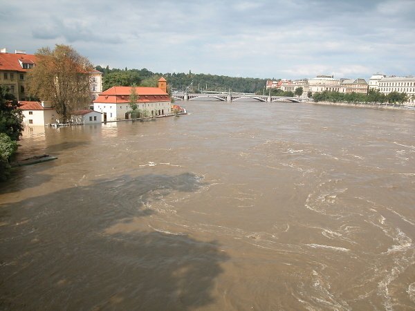 Zaplavená Praha v roce 2002.