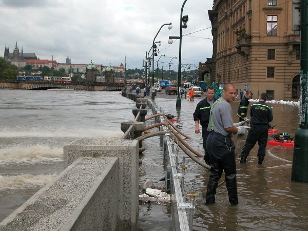 Zaplavená Praha v roce 2002.