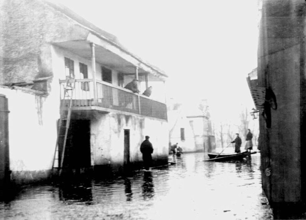 Povodeň dříve na historickém snímku z Libně