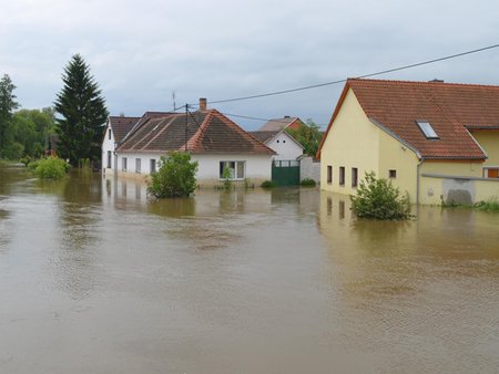 Zaplavený domek při povodních.