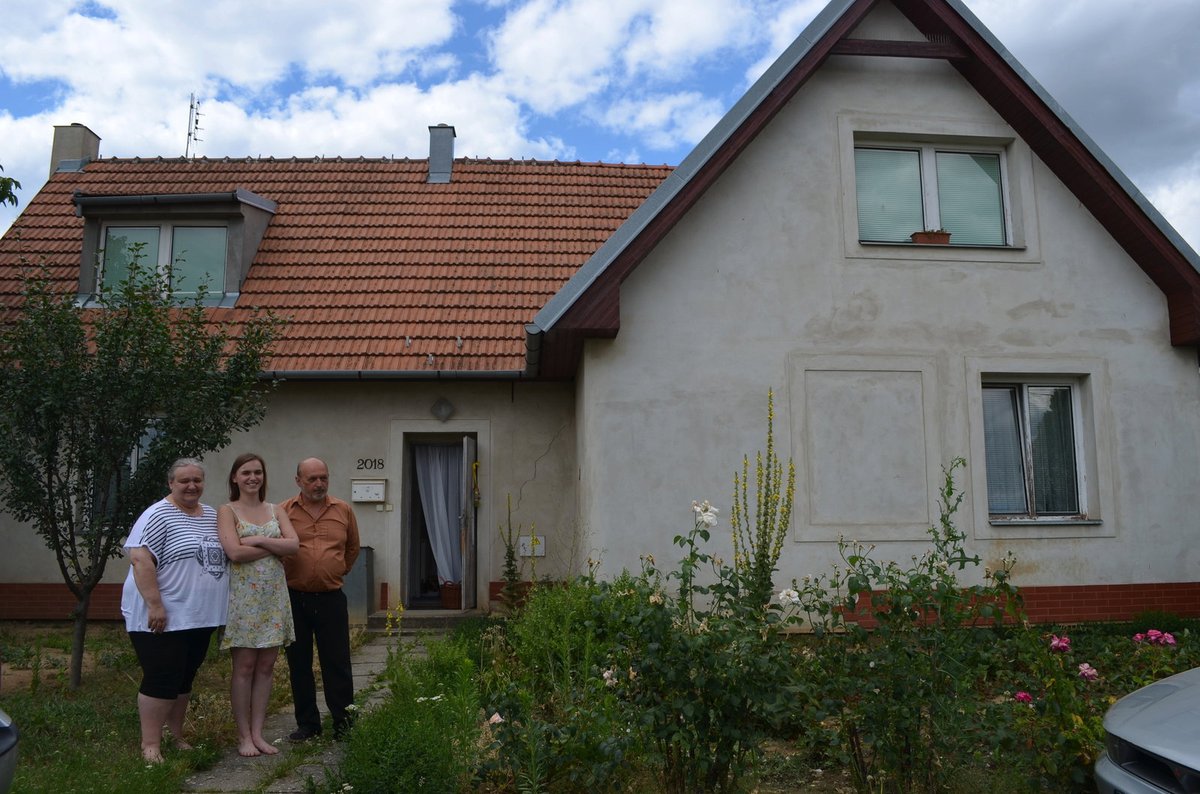 Manželé Chlupovi s nejmladší dcerou Aničkou u prvního popovodňového domku. Původní část s dveřmi je vlevo. Pravá je přistavěná.