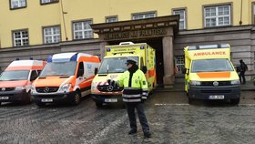 Před nemocnicí je potřeba řídit dopravu, Vltava se nebezpečně rozlívá a hrozí, že pohltí i silnici