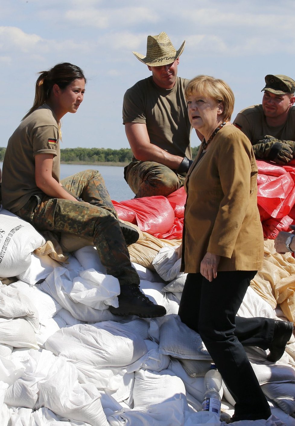 Německá kancléřka Angela Merkel na protipovodňové hrázi, kterou vojáci, hasiči a dobrovolníci vystavěli u Bitterfeldu nedaleko Lipska