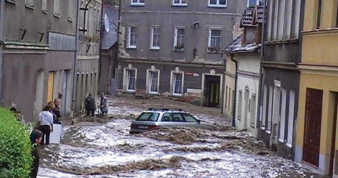 Žena hledí vstříc smrti