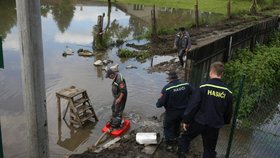 Hasiči pomáhají lidem v Jílkově mlýnu na Klabavě v Chrástu