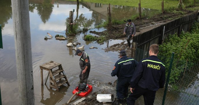 Hasiči pomáhají lidem v Jílkově mlýnu na Klabavě v Chrástu