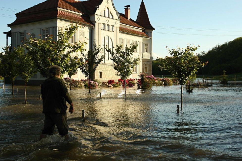 Noční déšť i krátké přeháňky během dne zvyšovaly 31. května hladiny řek v Plzeňském kraji. V Nové Huti na Klabavě poblíž Plzně platí třetí stupeň povodňové aktivity.