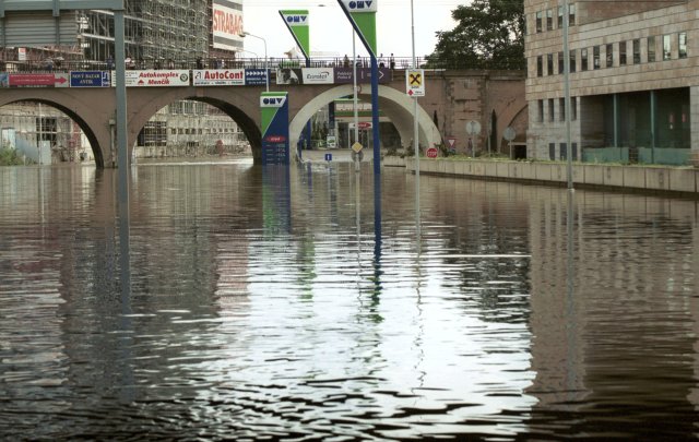 Velká voda se prohnala přes Prahu v roce 2002.