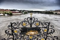ONLINE: Povodně zasáhly Česko: Voda má už dvě oběti! Praha v nebezpečí! Povolána armáda