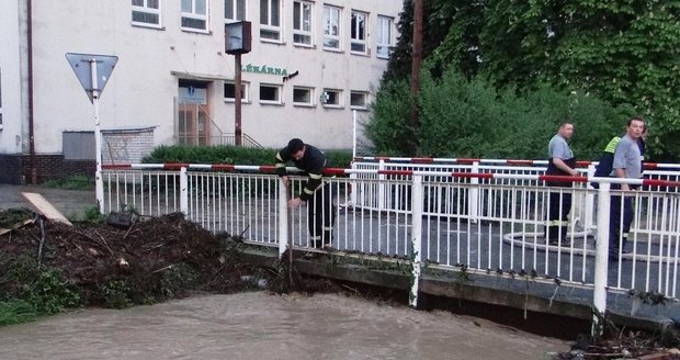 Deštivé počasí zvedne hladiny řek, hrozí povodně