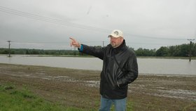 Tam měly stát ochranné  hráze, které by zamezily záplavám, ukázal starosta Jaroslav Ševela. Stavba ztroskotala na nesouhlasu osmi občanů, kteří odmítli odprodat pozemky
