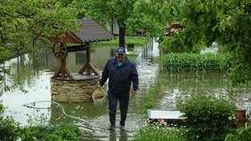 Zdeněk Světlík (64) prožívá vodu již potřetí. Doufá, že již stoupat nebude. Kromě zahrady vnikla do sklepa a garáže.