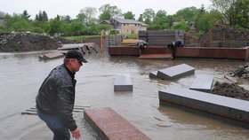 Vlastimil Měchura ze Starého Bohumína zachraňuje rozestavěný dům.