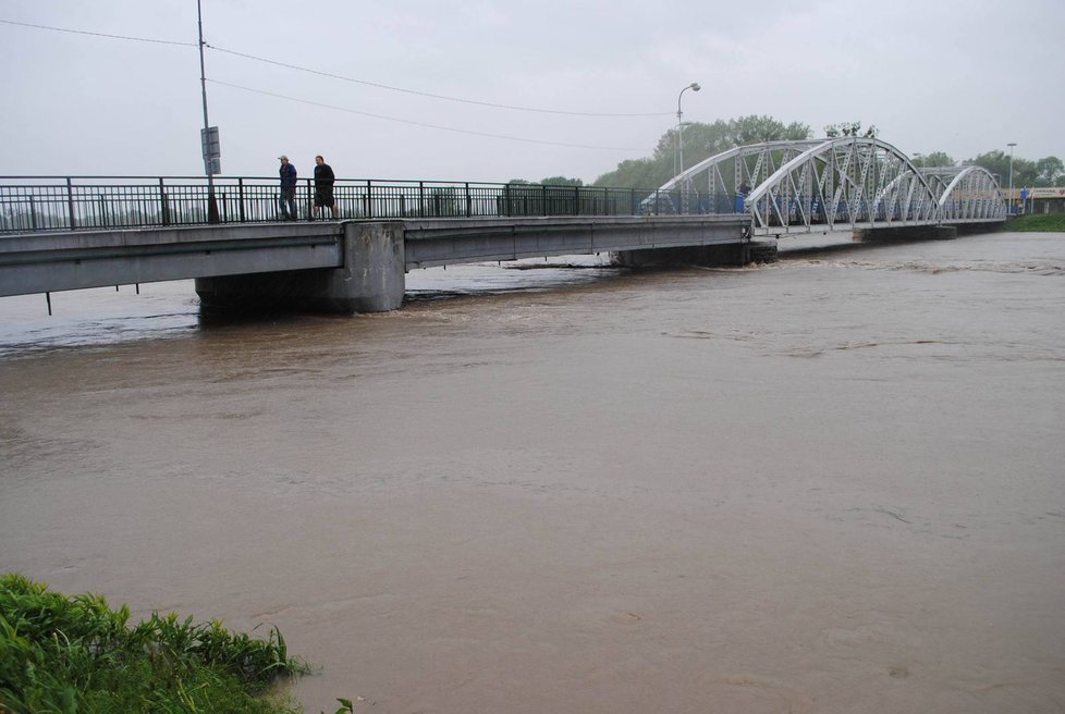 Běsnící řeka Odra se rozlévá a zaplavuje Bohumín.