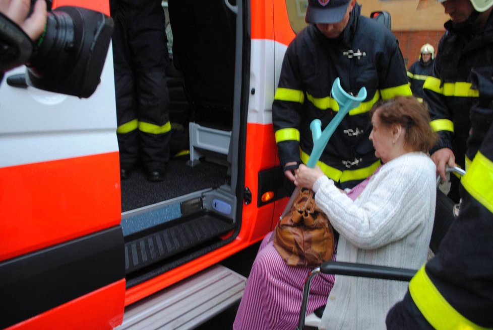 Z bohumínské nemocnice hasiči evakuovali 110 pacientů.
