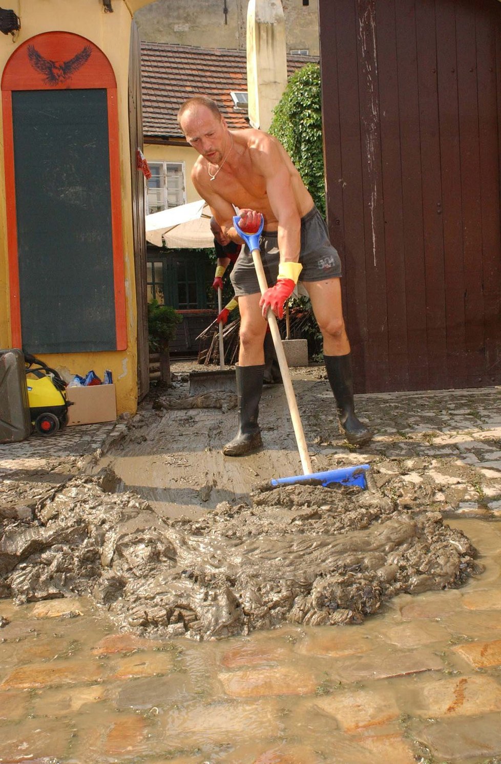 Po Vltavě zůstalo v ulicích Prahy bahno a bláto.