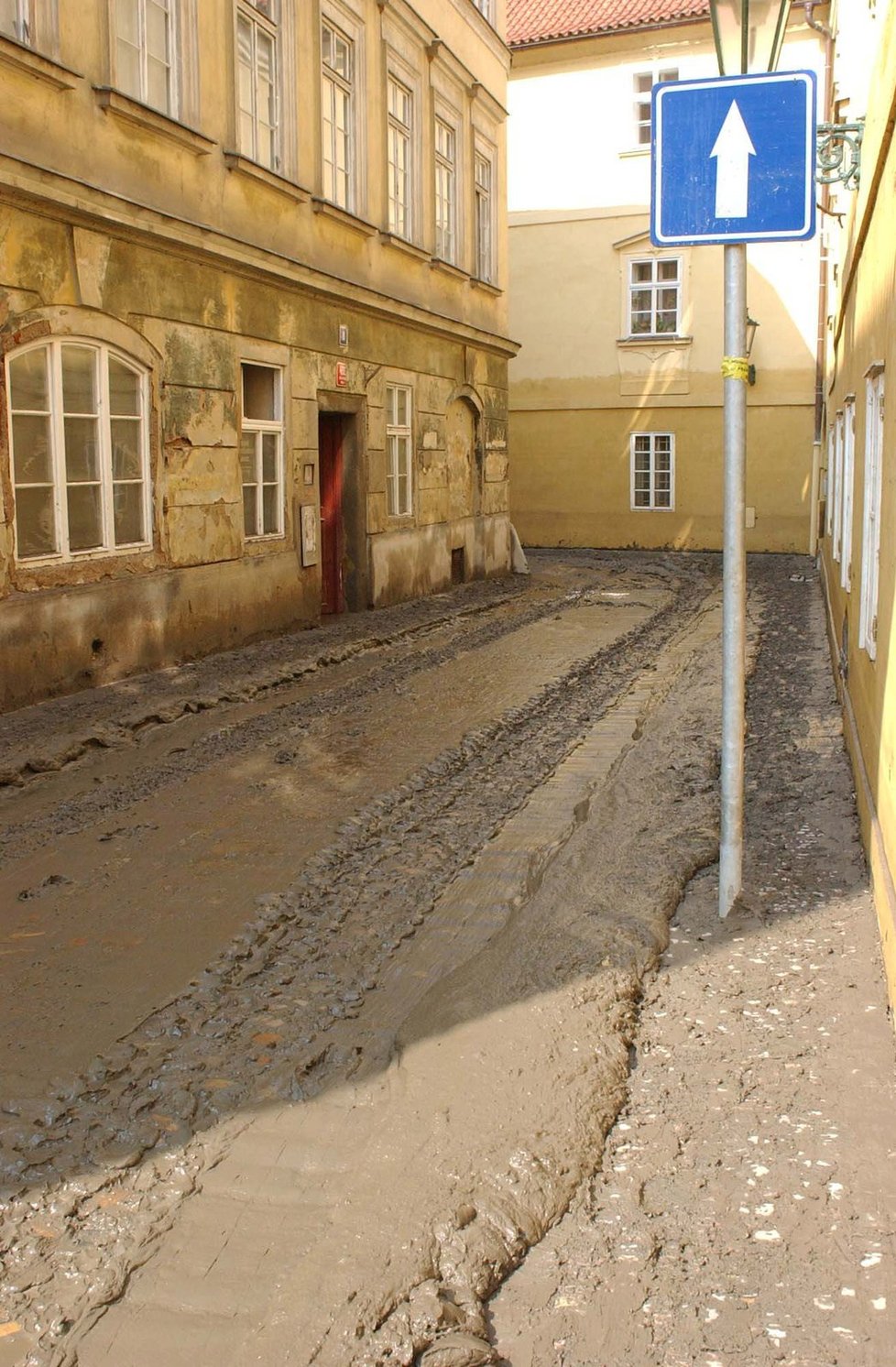 Po Vltavě zůstalo v ulicích Prahy bahno a bláto.