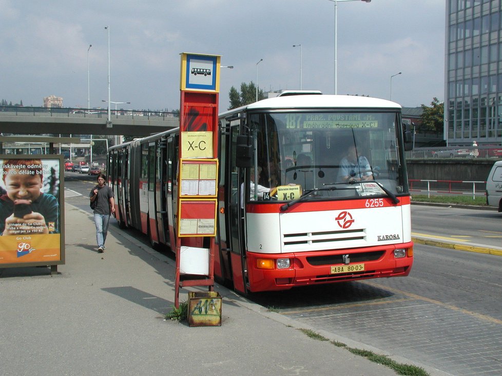 K celoplošnému zavádění autobusových stání na znamení v letošním roce nedojde. (ilustrační foto)