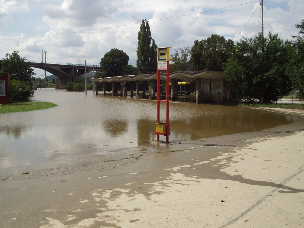 Povodeň na autobusovém nádraží v Braníku roku 2002