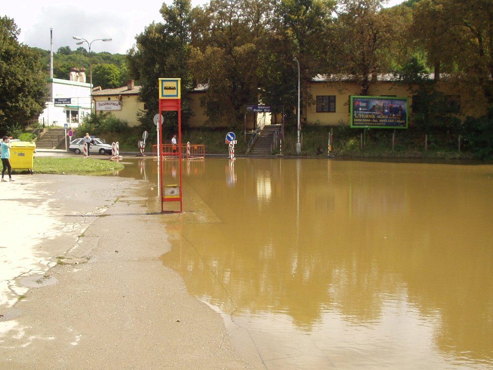 Povodeň na autobusovém nádraží v Braníku roku 2002.