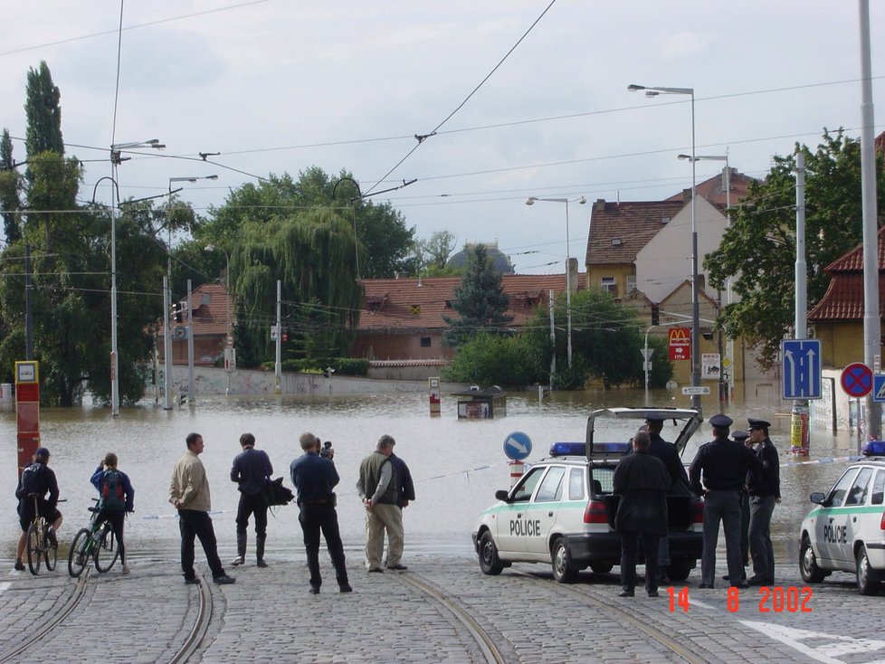 Zaplavená zastávka na Klárově během záplav roku 2002.