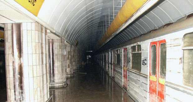 Vyplavená stanice Florenc během povodně roku 2002