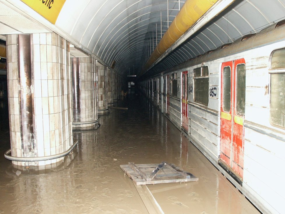 Vyplavená stanice Florenc během povodně roku 2002.