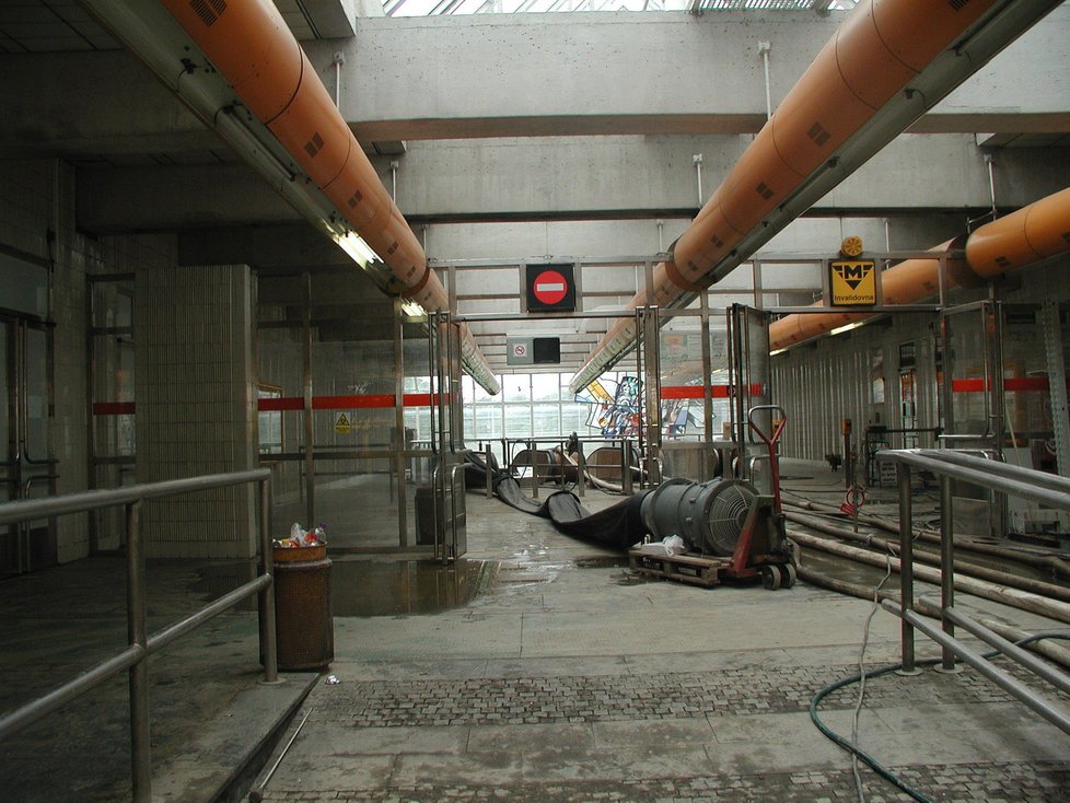 Vestibul metra Invalidovna po povodni roku 2002.