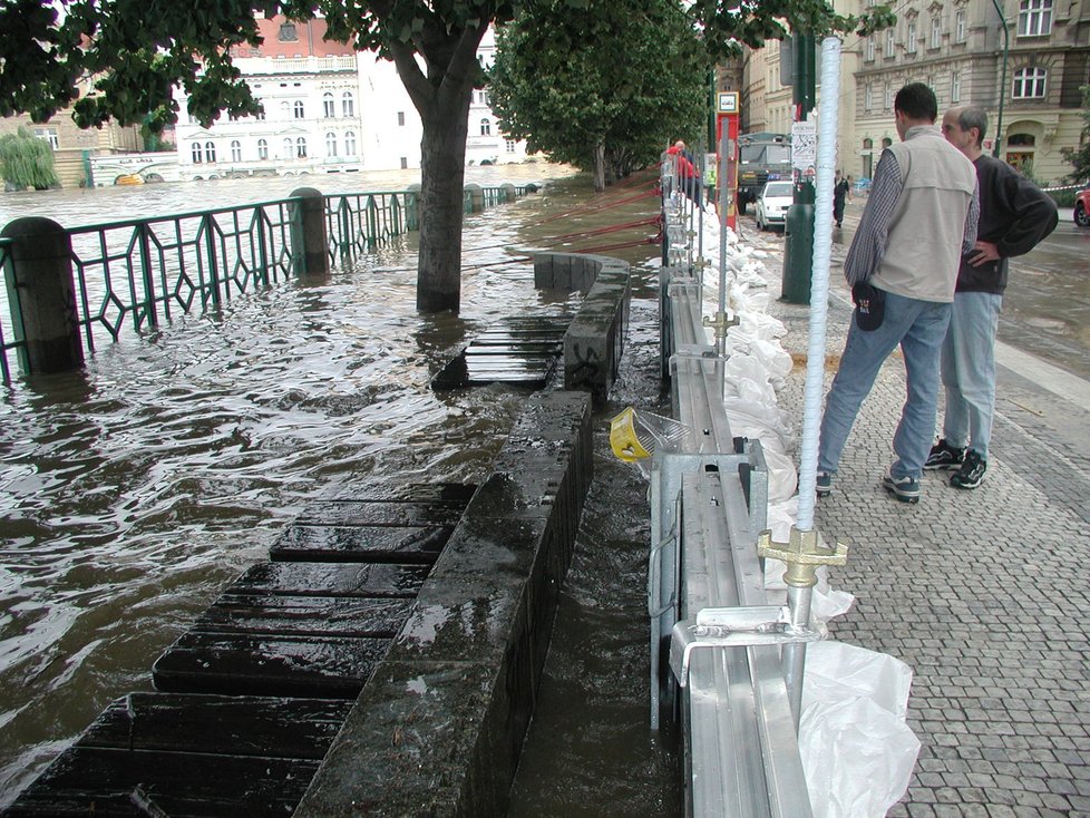 Nábřeží Starého Města u zastávky, povodeň roku 2002