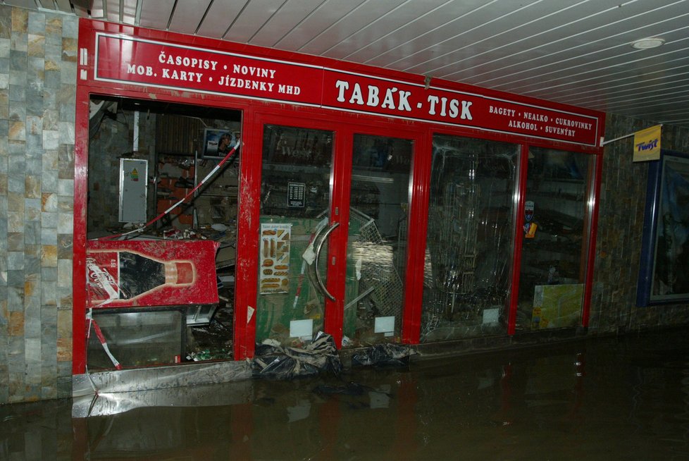 Vytopená stanice metra Florenc v Praze roku 2002