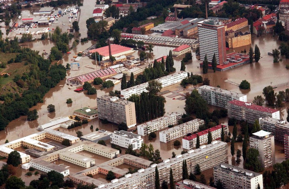 Letecký záběr Holešovic během povodně roku 2002.