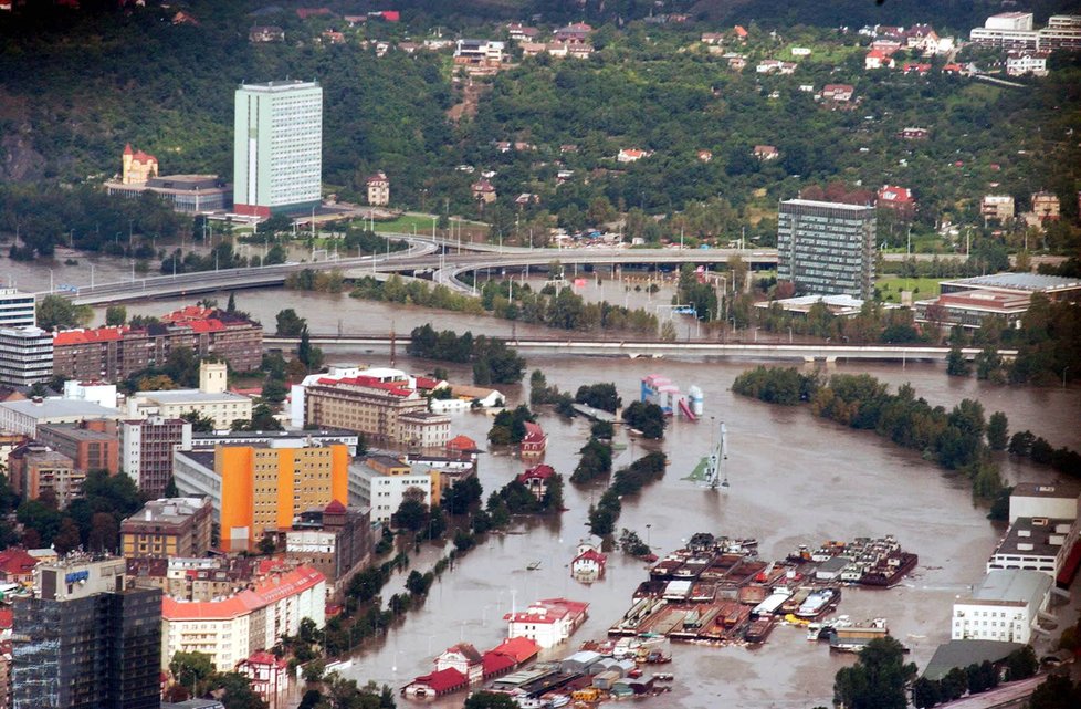 Letecký záběr Holešovic během povodně roku 2002