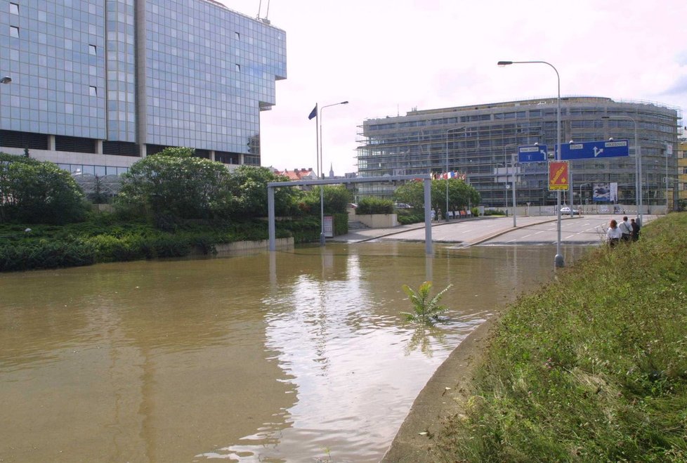 Hotel Hilton v Praze během povodně roku 2002.