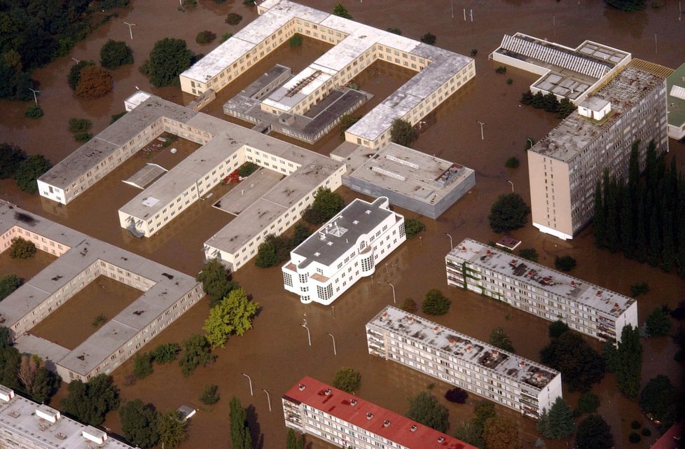 Sídliště Invalidovna během povodně roku 2002.