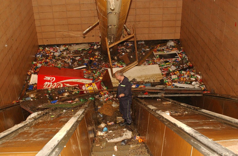 Spoušť v metru Florenc po povodni roku 2002